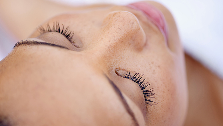 primer plano de la nariz de una mujer's nose